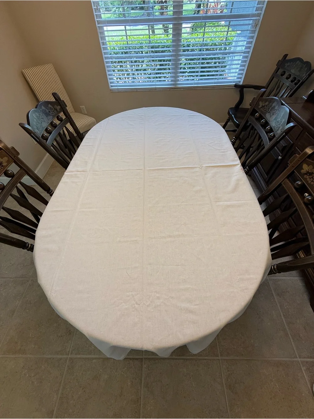 Villeroy & Boch Embroidered Pink Lily Scalloped Tablecloth 58